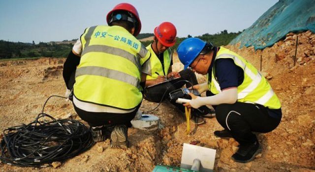 济潍高速项目二驻地办进行边坡深部水平位移监测