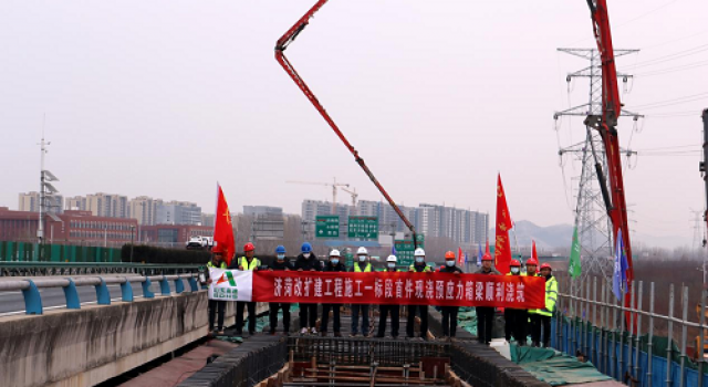 济菏改扩建施工一标首件现浇箱梁底腹板混凝土顺利完成浇筑