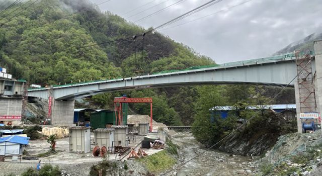 四川九绵高速LJ25合同段花园坝大桥左幅钢箱梁吊装顺利合拢