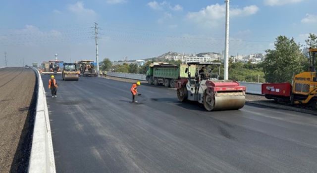 淄博市城市快速路网建设宝山路标段特邀专家现场审阅资料并发表意见