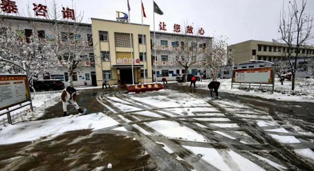 “与你同甘，与雪共舞”济微一驻地办组织扫雪清理活动