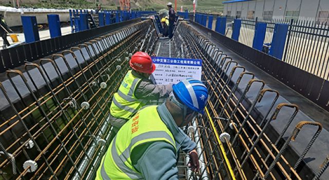 川藏公路G318线提质改造工程戛日松多至左贡县段（东达山越岭）、左贡过境段项目首件20m预制箱梁顺利预制完成