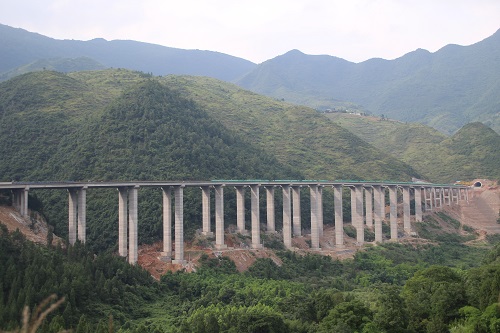 建设中的贵州正习高速（小）.jpg